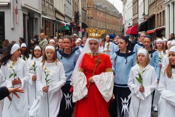 María, la Virgen María, Reina y patrona de Brujas, adorna más de 300 esquinas de la ciudad con su imagen. Ocupa un lugar destacado en la procesión del 29 de mayo de 2025. Crédito: Thomas P. Reiter