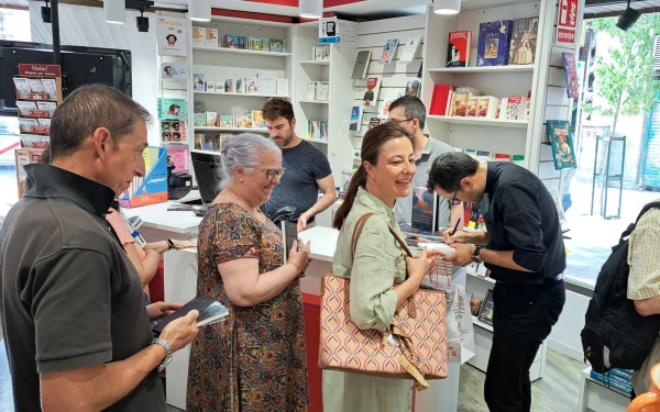 El P. Valentín Aparicio firma ejemplares de su libro sobre el Apocalipsis. Crédito: Nicolás de Cárdenas / ACI Prensa.