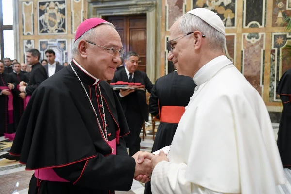 El Papa saluda a Mons. Edgar Peña Parra, sustituto de la Secretaría de Estado. Crédito: Vatican Media