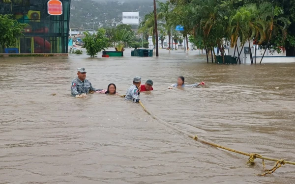 Rescate de familias atrapadas por las inundaciones. Crédito: Guardia Nacional