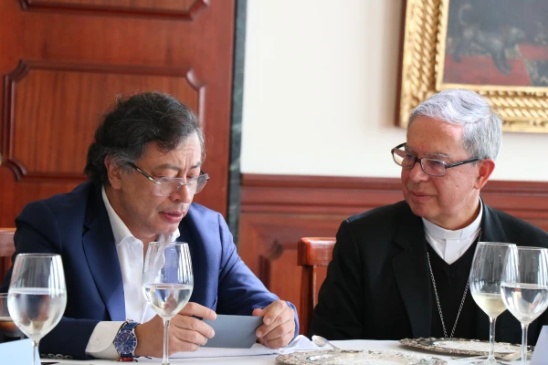 El presidente Gustavo Petro conversa con el Cardenal Luis José Rueda Aparicio. Crédito: CEC.