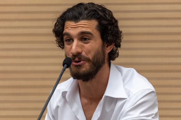 George Xanthis (el ApóstolJuan ), habla con periodistas durante una conferencia de prensa el 23 de junio de 2025 en el Vaticano. Crédito: Daniel Ibañez - EWTN News