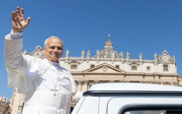 El Papa León XIV saluda desde el papamóvil a la multitud reunida en la Plaza de San Pedro para la Misa del Domingo de Pentecostés, el 8 de junio de 2025. Crédito: Daniel Ibáñez / EWTN News.