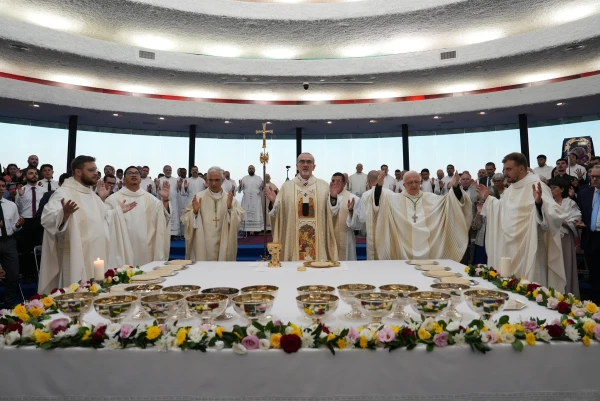 Los nuevos sacerdotes del Camino Neocatecumenal ya concelebrando con el Cardenal Pizzaballa en Galilea. Crédito: Latin Patriarchate of Jerusalem.