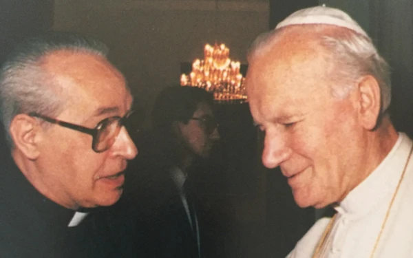 El P. Luis María Mendizábal,SI, junto a San Juan Pablo II. Crédito: Santuario Diocesano de los Sagrados Corazones (Toledo, España).