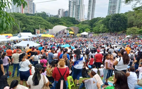 La multitud en la Misa por el Jubileo de las Familias en el Parque Recreativo Omar en Panamá. Crédito: Arquidiócesis de Panamá.