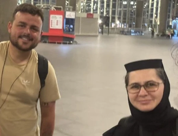 Cameron Mumford y la Madre Epifania llegaron al aeropuerto de Amán, donde finalmente pudieron regresar a casa. Crédito: Foto cortesía de Cameron Mumford.