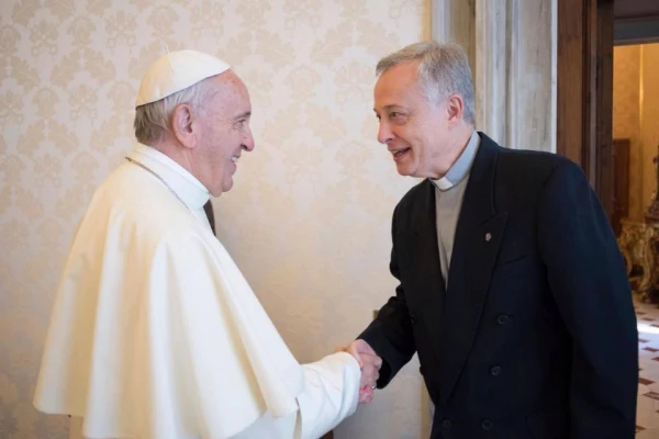 El Papa Francisco y P. Tomaž Mavrič. Crédito: Vatican Media