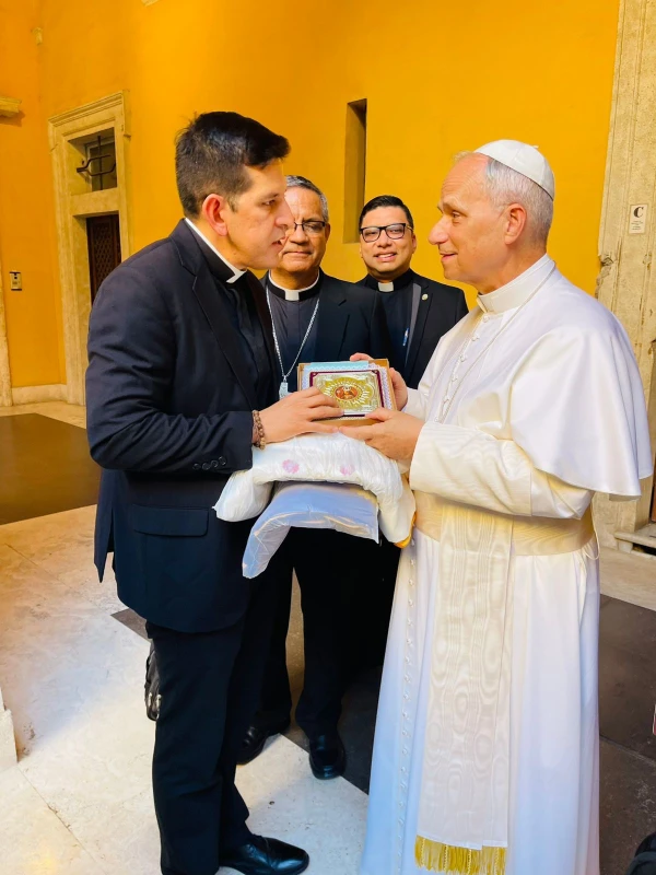 El P. Samuel David Miranda entregando el obsequio a León XIV, 27 de junio de 2025. P. Samuel David Miranda
