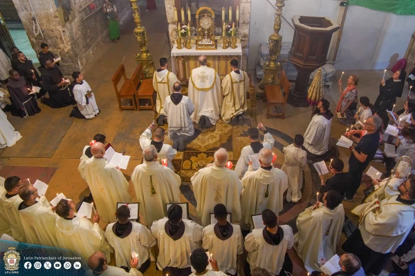 El Cardenal Pierbattista Pizzaballa en la celebración del Corpus Christi en la Basílica del Santo Sepulcro de Jerusalén en Tierra Santa. Crédito: Latin Patriarchate of Jerusalem
