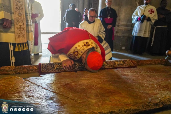 El Cardenal Pizzaballa besa el Santo Sepulcro antes de la Misa de Corpus Christi. Crédito: Latin Patriarchate of Jerusalem