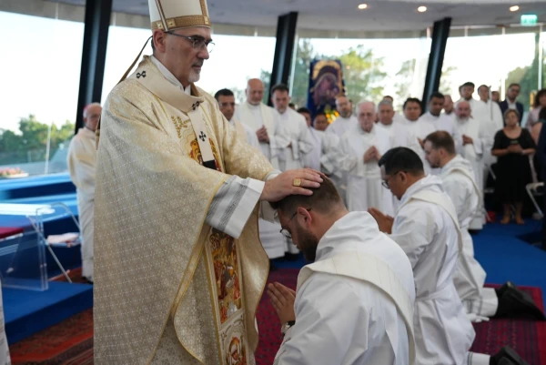 El Cardenal Pizzaballa impone las manos sobre uno de los nuevos sacerdotes del Camino Neocatecumenal. Crédito: Latin Patriarchate of Jerusalem.