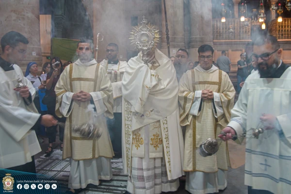 La procesión eucarística en Corpus Christi en la Basílica del Santo Sepulcro en Jerusalén, presidida por el Cardenal Pizzaballa. Crédito: Latin Patriarchate of Jerusalem.