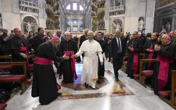 El Papa León XIV saluda a los obispos reunidos para el Jubileo de los Obispos el 25 de junio de 2025, en la Basílica de San Pedro en el Vaticano. Crédito: Vatican Media.
