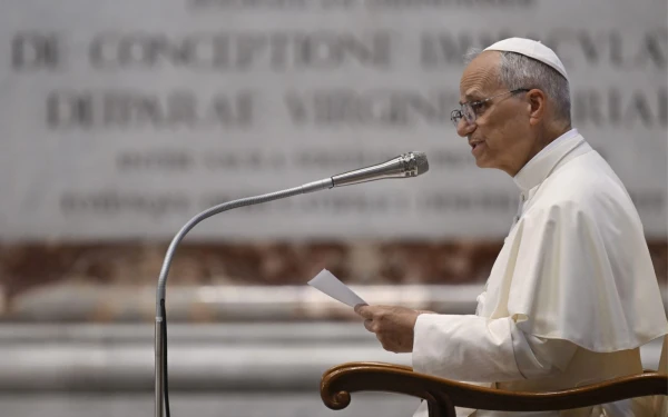 Hablando ante más de 400 obispos de 38 países el 25 de junio de 2025, en la Basílica de San Pedro en el Vaticano, el Papa León XIV enfatizó la importancia de la prudencia pastoral, la pobreza y la sinodalidad en el ministerio episcopal. Crédito: Vatican Media.