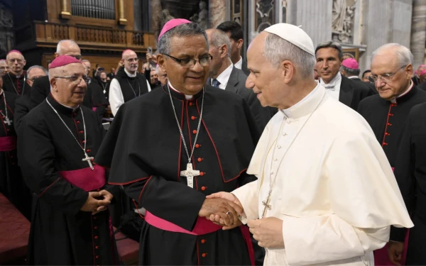 El Papa León XIV saluda a los obispos reunidos para el Jubileo de los Obispos el 25 de junio de 2025, en la Basílica de San Pedro en el Vaticano. Crédito: Vatican Media.