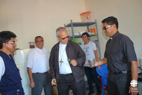 Mons. Prevost bendiciendo un comedor popular en 2019. Crédito: Jannina Sesa - Cáritas Chiclayo