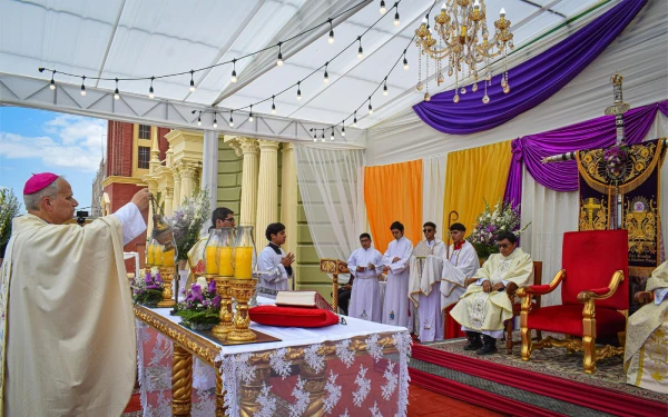 Mons. Robert Prevost celebrando misa ante la Santísima Cruz de Chalpón de Motupe. Crédito: Cortesía del Facebook oficial de la Santísima Cruz de Chalpón de Motupe