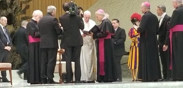 El entonces Obispo de Chiclayo, Mons. RobertPrevost, entrega al Papa Francisco la Historia de la Devoción del Niño del Milagro de Eten. Roma, martes 12 de febrero de 2019. Crédito: Cortesía Diócesis de Chiclayo