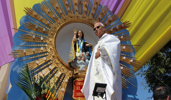 El entonces Obispo Robert Prevost frente a la imagen del Divino Niño del Milagro de Eten. Crédito: Cortesía de Diócesis de Chiclayo