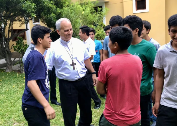 Encuentro del futuro Papa León XIV con los jóvenes que ingresaban al Preseminario