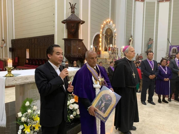 Visita de la Hermandad del Señor de los Milagros de la iglesia de Campodónico a la Basílica y Catedral de Santa María de Chiclayo. La ceremonia estuvo presidida por el entonces Mons. Robert Prevost Martínez el 29 de octubre de 2019. Crédito: Facebook oficial de la Basílica y Catedral de Santa María de la Diócesis de Chiclayo