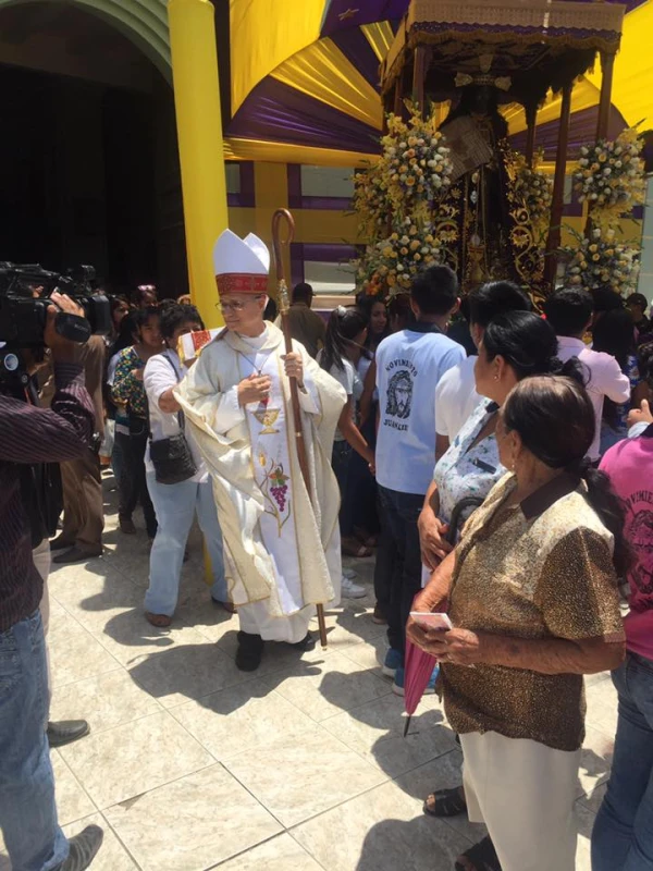 Mons. Prevost celebra la Santa Misa en el Atrio de la Iglesia 