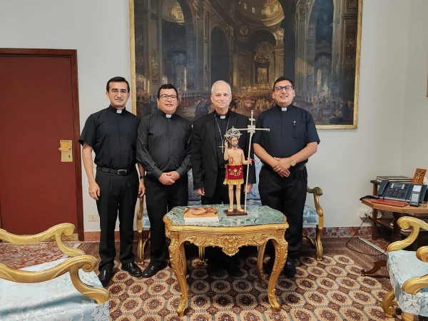 El entonces Cardenal Robert Francis Prevost, OSA, junto a una de la imagen del Señor del Costado, patrono de Santa Cruz (Perú), durante la visita de una delegación peruana al Vaticano el 17 de octubre de 2024. Crédito: Parroquia de “La Inmaculada” de Santa Cruz