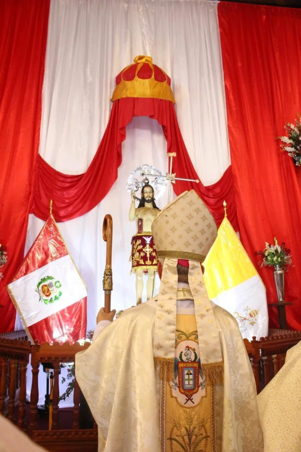 Mons. Robert Prevost frente a la imagen del Señor del Costado, 28 de Setiembre de 2022. Crédito: Diócesis de Chiclayo