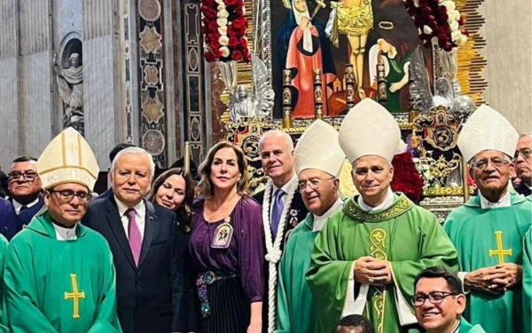 El domingo 27 de octubre de 2024 se celebró una misa en honor al Señor de los Milagros en la Basílica de San Pedro, que fue oficiada por el entonces Cardenal Robert Prevost, el Cardenal Pedro Barreto y Mons. Miguel Cabrejos. Crédito: Embajada del Perú ante la Santa Sede