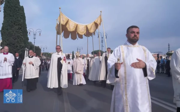 El Papa León XIV preside la procesión del Corpus Christi por las calles de Roma, ese 22 de junio de 2025. Crédito: Captura de video/Vatican Media.