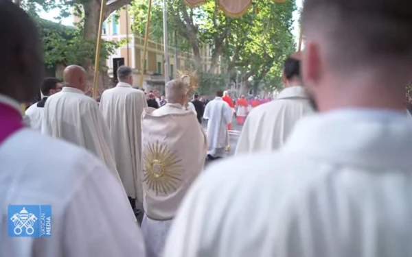 El Papa León XIV lleva la Eucaristía en procesión por las calles de Roma, este 22 de junio de 2025, Solemnidad del Corpus Christi. Crédito: Captura de video/Vatican Media.