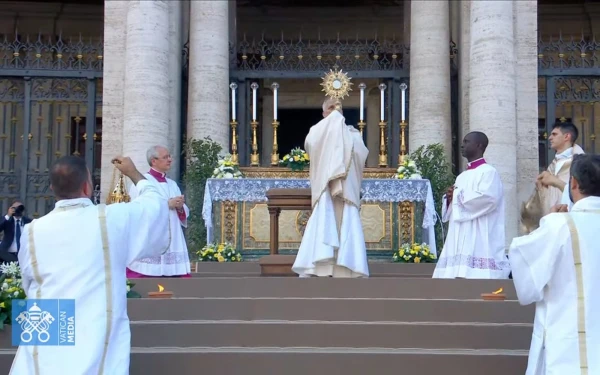 El Papa León XIV dio la bendición con el Santísimo Sacramento, este 22 de junio de 2025, Solemnidad del Corpus Christi. Crédito: Captura de video/Vatican Media.