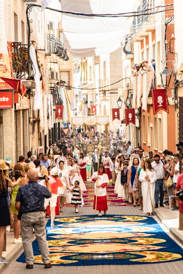 Procesión del Corpus Christi 2022. Crédito: Asociación Alfombras de Serrín, Elche de la Sierra