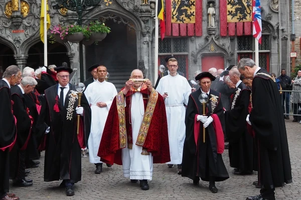 El frasco que contiene el paño con la Santa Sangre es llevado desde la basílica por la hermandad después de la misa de la mañana del 29 de mayo de 2025. Crédito: Thomas P. Reiter