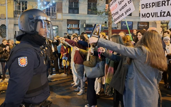 Manifestantes españoles muestran sus rosarios en España en protesta por la actuación de la Policía. Crédito: Nicolás de Cárdenas /ACI Prensa