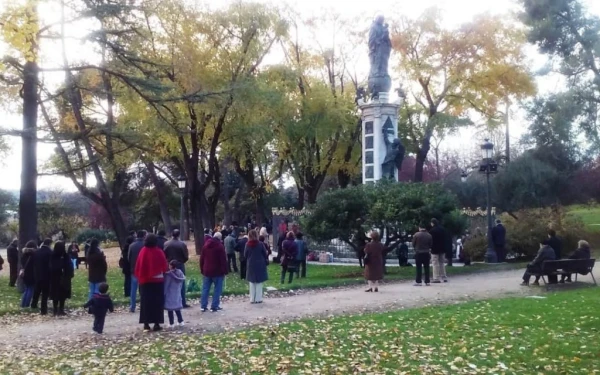 Fieles se reúnen a rezar cada primer sábado de mes junto a la Virgen del Rosario. Crédito: Campaña Nacional de Oración.