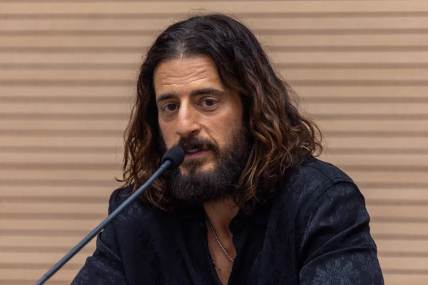 Jonathan Roumie, quien interpreta a Jesús, hablan con periodistas durante una conferencia de prensa el 23 de junio de 2025 en el Vaticano. Crédito: Daniel Ibañez - EWTN News