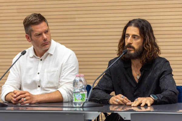 El director Dallas Jenkins (izquierda) y Jonathan Roumie, quien interpreta a Jesús, hablan con periodistas durante una conferencia de prensa el 23 de junio de 2025 en el Vaticano. Crédito: Daniel Ibañez - EWTN News