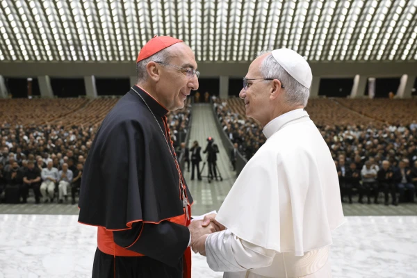 León XIV y el Cardenal Baldassare Reina. Crédito: Vatican Media
