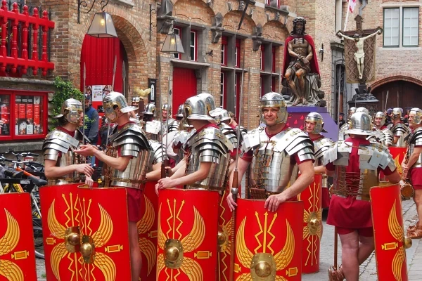 Legionarios romanos rodean la escultura del