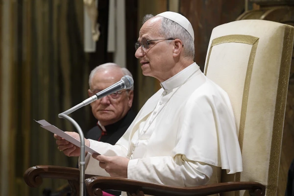 El Papa León XIV durante su discurso a los representantes pontificios. Crédito: Vatican Media