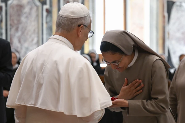 El Papa León XIV salud a una de las religiosas que participó en la audiencia. Crédito: Vatican Media