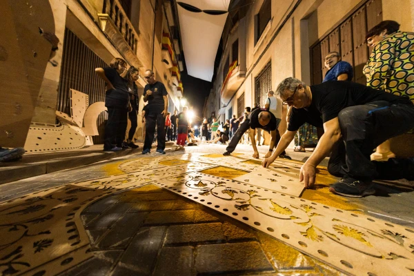 Los vecinos trabajan sin descanso durante toda la noche. Crédito: Asociación Alfombras de Serrín, Elche de la Sierra