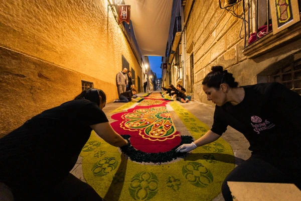 Todo fue posible gracias al esfuerzo de los vecinos. Crédito: Asociación Alfombras de Serrín, Elche de la Sierra