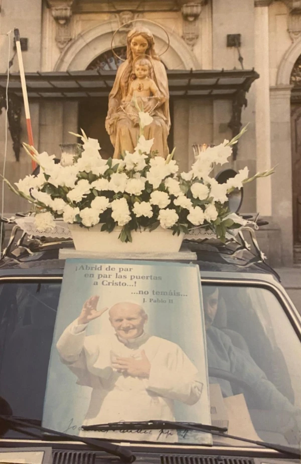 La Campaña Nacional de Oración se realizó durante un breve tiempo en la Plaza de la Villa de París (Madrid). Crédito: Cedida / Familia Sánchez del Corral.