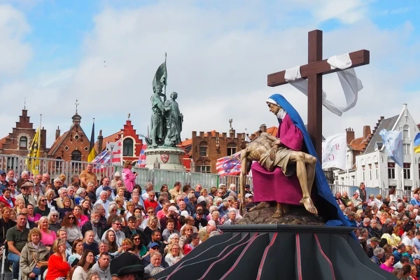 «Todo está consumado», representado por la Piedad en la Procesión de la Santa Sangre en Brujas, Bélgica, el 29 de mayo de 2025. Crédito: Thomas P. Reiter